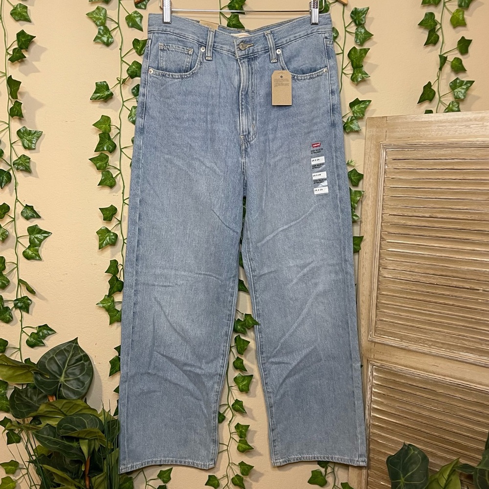 🦋NWT Levi's Highwaisted Straight Leg Jeans
